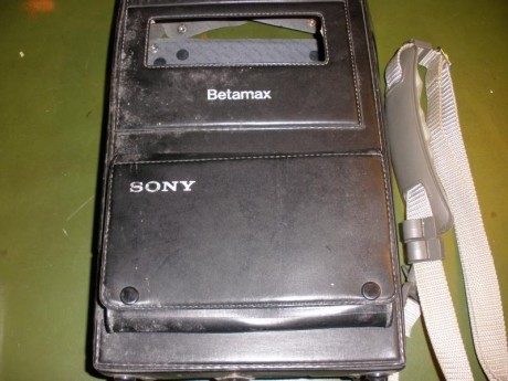 Cambio:

-Videocámara SONY BETAMAX (equipo completo funcionando): Videocámara, estuche original, cargador 10