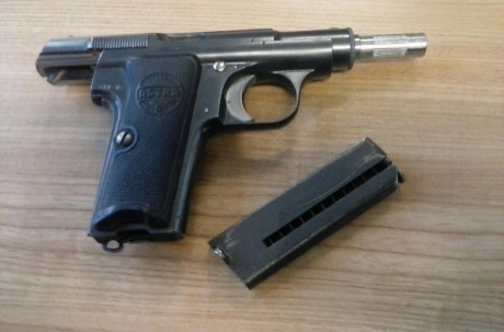 Se vende ASTRA 300, calibre 9 mm corto (.380), un cargador y esta guiada en  "F" , precio 120,00€ 02
