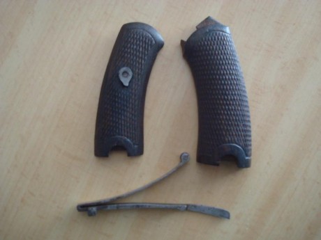  DSC07125.JPG 

Cachas y muelle real para revolver Lebel mod. 1892, todo en muy buen estado. 85€ con envío 00