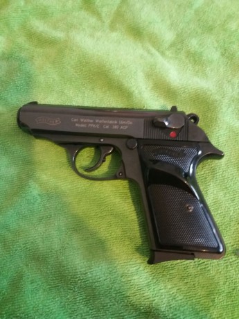 Hola.  Un amigo vende este arma totalmente nueva, de fabricación moderna, en uso, pero en libro de coleccionista(No 02