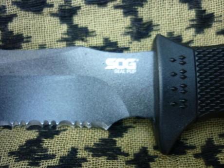 Cuchillo de calidad contrastada, con esa tipologia bowie que tan bien maneja la casa SOG. Hoja de acero 02