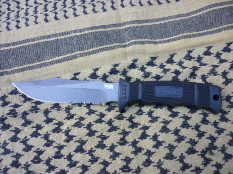 Cuchillo de calidad contrastada, con esa tipologia bowie que tan bien maneja la casa SOG. Hoja de acero 01