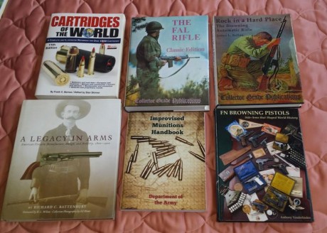 vendo estos libros sobre armas, están nuevos Contesto por privado . Tengo 150 libros mas sobre armas en 00