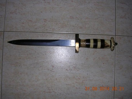 Buenas, estoy buscándome un cuchillo de remate de doble filo y un cuchillo para desollar que cuchillos 10