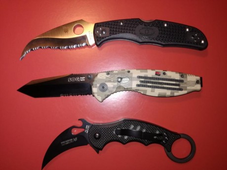 BUENAS,
Pongo a la venta las siguientes navajas.

 SOG AEGIS , con hoja de tanto ( sin estrenar) ....80 00