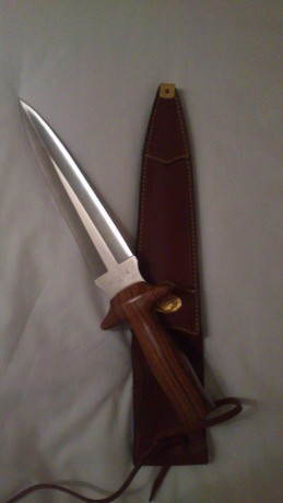 Buenas, estoy buscándome un cuchillo de remate de doble filo y un cuchillo para desollar que cuchillos 30