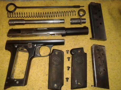 VENDIDA pistola Astra 400 calibre 9 mm largo por 300 €. Es del año 1936, tiene dos cargadores y cachas 02