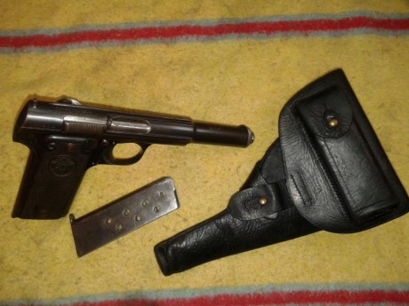 VENDIDA pistola Astra 400 calibre 9 mm largo por 300 €. Es del año 1936, tiene dos cargadores y cachas 01