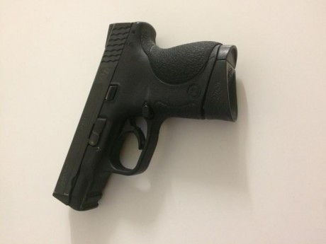 Vendo MP9 compact, calibre 9mm parabelun. Se entrega con su maletín original, tres juegos de empuñadura 12