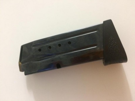 Vendo MP9 compact, calibre 9mm parabelun. Se entrega con su maletín original, tres juegos de empuñadura 11