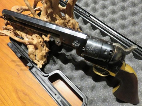 Vendo revolver colt navy cal.44 como nuevo solamente a tirado 4 tambores, estado impecable lo compre por 01