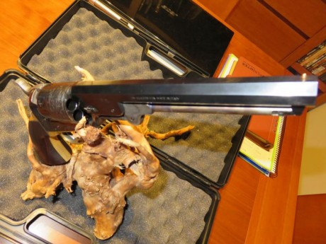 Vendo revolver colt navy cal.44 como nuevo solamente a tirado 4 tambores, estado impecable lo compre por 00