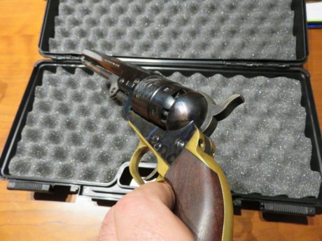 Vendo revolver colt navy cal.44 como nuevo solamente a tirado 4 tambores, estado impecable lo compre por 11