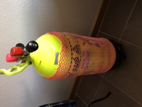 Hola, vendo esta botella de 18l a 220bar. Esta recién contrastada, asa de transporte, culote, y doble 02