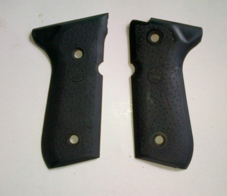 Se venden cachas de goma para Beretta 92 FS. Son Made in U.S.A de la marca HOGUE y son bastante finas, 01