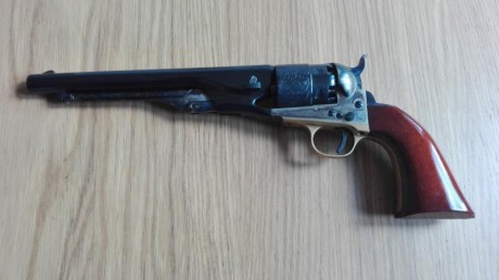 Vendo impecable revolver Uberti Colt Army  Calibre .44, tambor grabado con polvorera nueva y accesorios.

Precio 02