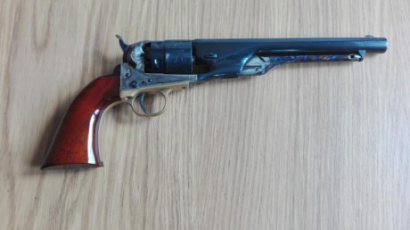 Vendo impecable revolver Uberti Colt Army  Calibre .44, tambor grabado con polvorera nueva y accesorios.

Precio 01