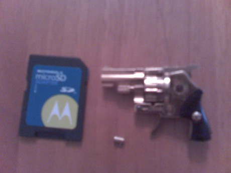 Buenas a todos

Os pongo un par de fotos del minirevolver xythos

PD os aviso que lo vendo.

saludos 00