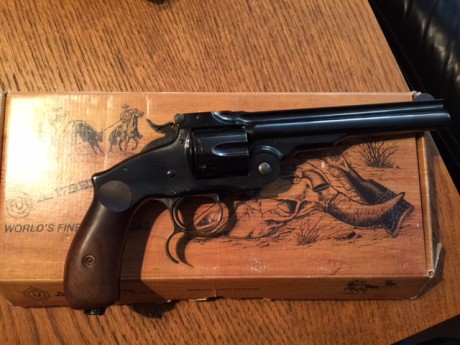 VENDO REVOLVER MODELO RUSIAN C/ 45 COLT COMPRADO NUEVO CON UNOS 150 DISPAROS
BIEN DE TODO. LO VENDO POR 00