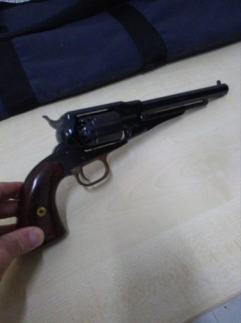 Hola pongo a la venta este Revólver Remington de Lippieta del 44(457) de avancarga con complementos
Precio 01