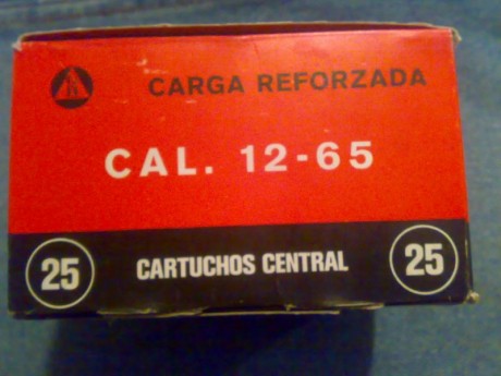 Es una vieja caja de cartuchos del 12 de cartón que me gustaría datar y saber mas o menos su valor actual.

Pongo 12