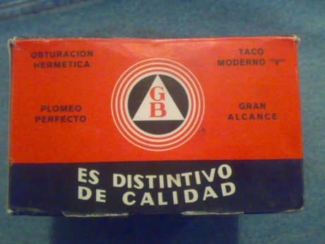 Es una vieja caja de cartuchos del 12 de cartón que me gustaría datar y saber mas o menos su valor actual.

Pongo 11
