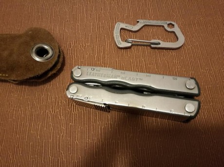 Navaja Multiusos Leatherman modelo Blast provista con 16 funciones. Funda de piel con herramienta abrebotellas 02