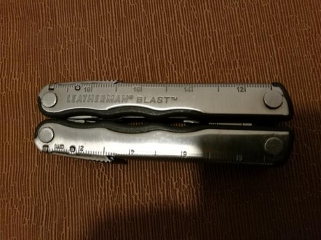 Navaja Multiusos Leatherman modelo Blast provista con 16 funciones. Funda de piel con herramienta abrebotellas 01