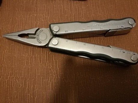 Navaja Multiusos Leatherman modelo Blast provista con 16 funciones. Funda de piel con herramienta abrebotellas 00