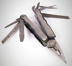 Navaja Multiusos Leatherman modelo Blast provista con 16 funciones. Funda de piel con herramienta abrebotellas 30