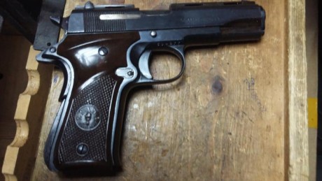 Vendo mi pistola llama del 9 corto con un cargador en buen estado, el precio de venta es 100 euros portes 01