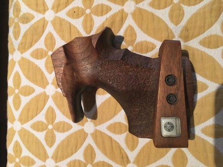 Vendo una Cacha para una steyr talla S por 60€,la vendo en ese precio porque tiene una pequeña fisura 00