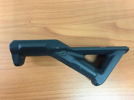 Uno es FAB DEFENCE y el otro MAGPUL 
Sin apenas uso, en perfecto estado
Precio 20€ cada uno 01