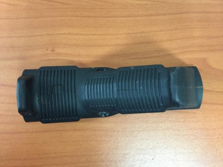 Uno es FAB DEFENCE y el otro MAGPUL 
Sin apenas uso, en perfecto estado
Precio 20€ cada uno 00