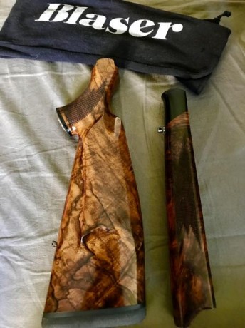 Culata y guardamanos para rifles Blaser R-93 Grado 8/9 ( Baronesse ) nogal turco y ébano,con medallón 02