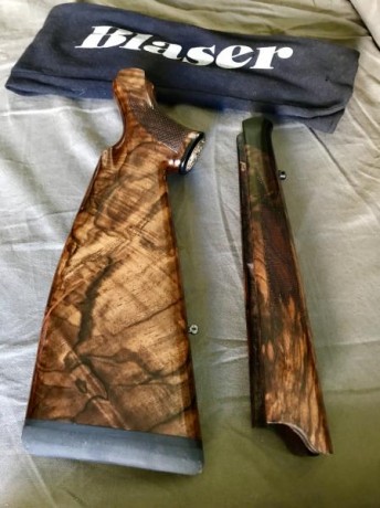 Culata y guardamanos para rifles Blaser R-93 Grado 8/9 ( Baronesse ) nogal turco y ébano,con medallón 01