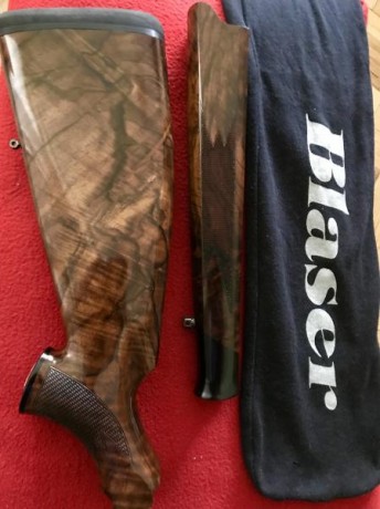 Culata y guardamanos para rifles Blaser R-93 Grado 8/9 ( Baronesse ) nogal turco y ébano,con medallón 11