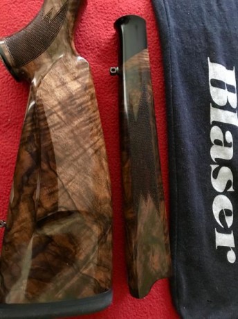 Culata y guardamanos para rifles Blaser R-93 Grado 8/9 ( Baronesse ) nogal turco y ébano,con medallón 10