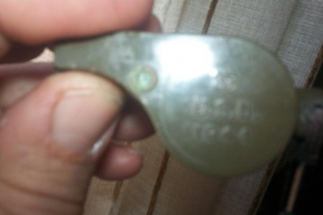 vendo silbato USN 1944 logicamente usado
Se encuentra en Pizarra Malaga
30 euros

 000_0006 (1).JPG 


 00