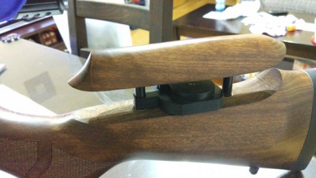 Bueno pues aquí la última creación en 3d.
Se trata de un soporte  para poder guardar el cargador debajo 00