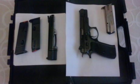 Hola, vendo mi CZ 85 9 MM + KIT .22 CZ KADET con dos cargadores, al kit hay que cambiarle la aguja percutora.
También 40