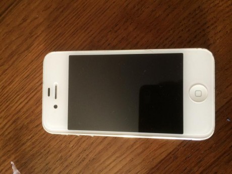 Vendo Iphone 4S LIBRE de 8 Gb. Tiene señales de uso pero funciona perfectamente. Vendo solo el movil, 11