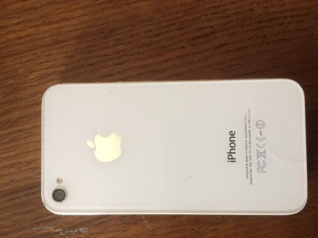 Vendo Iphone 4S LIBRE de 8 Gb. Tiene señales de uso pero funciona perfectamente. Vendo solo el movil, 10
