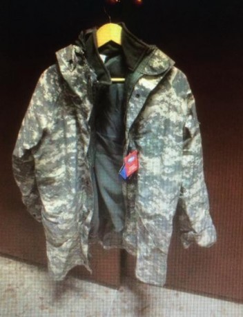 REBAJADA 45€
Vendo esta Parka tipo camu con forro polar extraible. Esta sin estrenar. Talla L, para personas 02