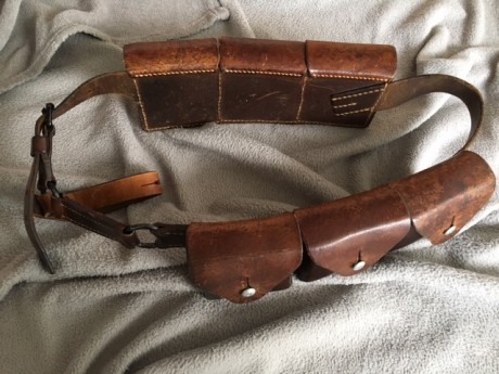 Vendo cartuchera original de 6 compartimentos para cargadores del mítico Schmidt Rubin....mirad fotos.
Escucho 00