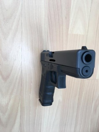 Pongo a la venta una Glock 17,  4 generacion  9 para, comprada en diciembre del 2014 , tendra unos 600 62