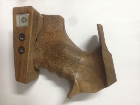 VENDIDA VENDIDA
Un compañero de club me ha pedido ponga en venta su cacha de Steyr Lp10 en talla M.
Impecale 00