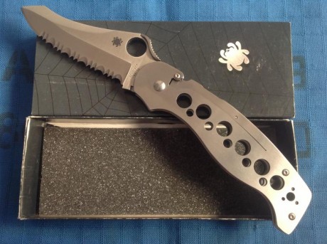 Hola:

Vendo navaja Spyderco A.T.R. nueva y en su caja original.

La hoja mide 89 mm. en acero VG-10, 02