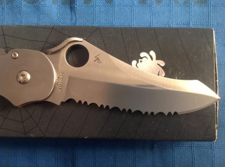 Hola:

Vendo navaja Spyderco A.T.R. nueva y en su caja original.

La hoja mide 89 mm. en acero VG-10, 01