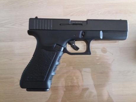 Marca Bruni, sin estrenar, impecable estado, cargador para 11 cartuchos del calibre 9mm Pak. 65 euros, 01